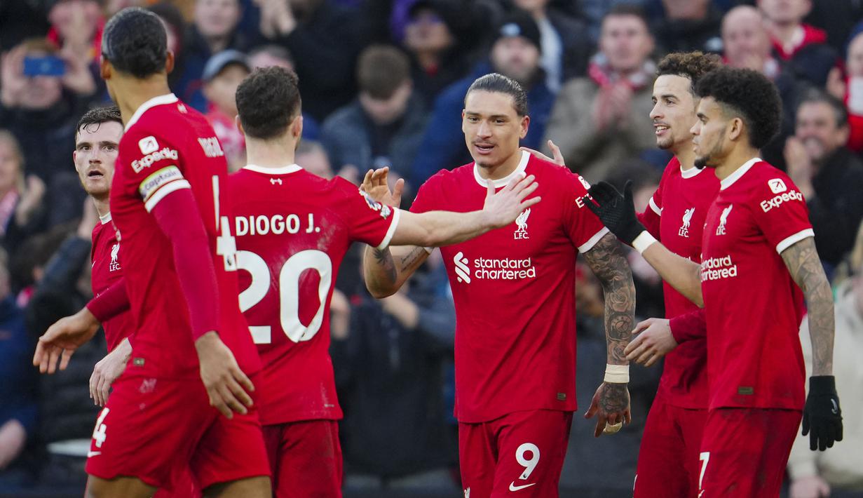 Pemain Liverpool, Darwin Nunez (tengah) merayakan gol kemenangan tim bersama rekan-rekannya pada laga lanjutan Liga Inggris 2023/2024 melawan Burnley di Anfield, Liverpool, Inggris, Sabtu (10/02/2024). (AP Photo/Jon Super)