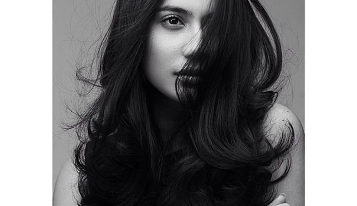 Setelah melihat gaya Pevita Pearce berambut pendek anda lebih suka dia berambut pendek atau berambut panjang? (Instagram @pevpearce)