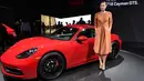 Petenis Rusia, Maria Sharapova berpose disamping Porsche 718 Cayman GTS selama pameran mobil AutoMobility LA, California (29/11). Petenis bertinggi badan 1,88 meter itu memperkenalkan mobil terbaru milik Porsche. (AFP/Kevork Djansezian)