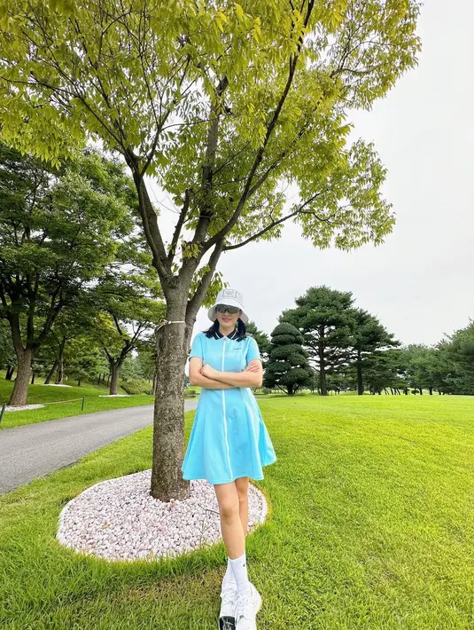 <p>Pada foto pertama, Son ye Jin mengenakan busana serba biru lengkap dengan topi dan kacamatanya. Dia berpose di bawah pohon dengan hamparan rerumputan hijau. (Foto: Instgaram/ yejinhand)</p>