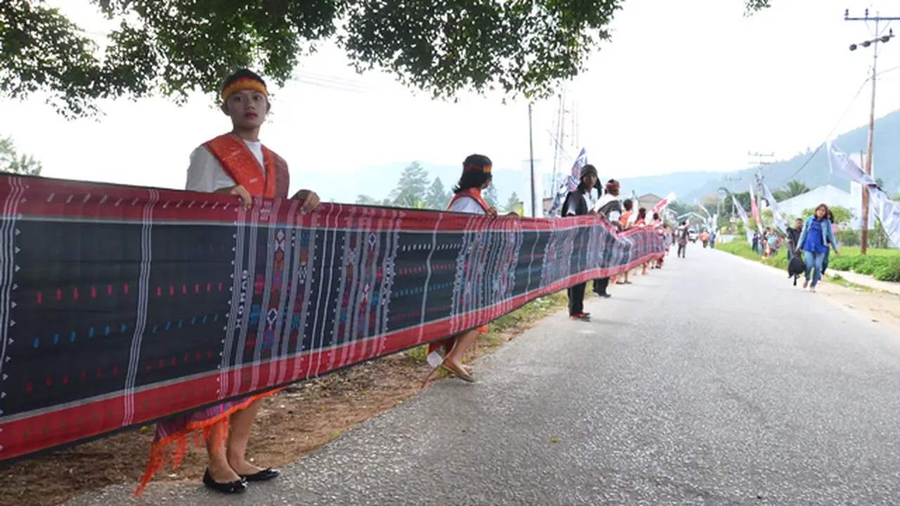 Parade Ulos Sadum 500 Meter Berhasil Raih Rekor Muri