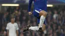 Pemain Chelsea, Eden Hazard melakukan selebrasi setelah mencetak gol ke gawang  AS Roma dalam laga penyisihan Grup C Liga Champions di Stamford Bridge, Rabu (18/10). Dua gol Hazard membawa Chelsea meraih hasil imbang 3-3. (AP/Kirsty Wigglesworth)