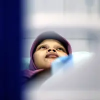 Kelainan langka yang diidap Sulami membuatnya kaku seperti kayu. (Foto: bintang.com/Nurwahyunan)