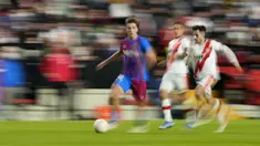 Foto yang diambil dengan kecepatan rana lambat ini menunjukkan pemain Barcelona Nico Gonzalez berlari dengan bola saat melawan Rayo Vallecano pada pertandingan La Liga Spanyol di Stadion Vallecas, Madrid, Spanyol, 27 Oktober 2021. Barcelona kalah 0-1. (AP Photo/Manu Fernandez)