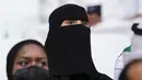 <p>Seorang fans Arab Saudi menunggu dimulainya pertandingan grup C Piala Dunia antara Polandia dan Arab Saudi, di Education City Stadium di Al Rayyan, Qatar, Sabtu, 26 November 2022. (AP Photo/Manu Fernandez)</p>