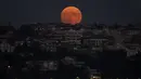 Super Moon terbit di atas Istanbul, Turki, Kamis (11/8/2022). Bulan Purnama Agustus 2022 akan menjadi fenomena Supermoon terakhir tahun ini. Bulan Purnama Agustus dijuluki "Sturgeon Moon". (AP Photo/Khalil Hamra)