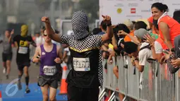 Seorang pelari menggunakan kostum unik saat mengikuti lomba lari Jakarta Marathon 2015 di Silang Monas Jakarta, Minggu (25/10/2015). 15.000 pelari mengikuti lomba lari Jakarta Marathon 2015. (Liputan6.com/Helmi Fithriansyah)