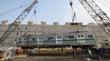 Petugas menurunkan gerbong KRL seri 6000 yang tiba di Pelabuhan Tanjung Priok, Jakarta, Jumat (29/7). Pada tahap pertama tahun ini, PT KAI Commuter Jabodetabek mendatangkan 30 dari 60 unit KRL Tokyo Metro Jepang. (Liputan6.com/Immanuel Antonius)