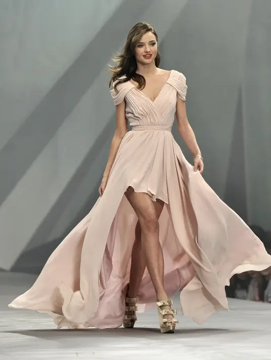 Cantik mengenakan gaun pink, model asal Australia Miranda Kerr berjalan di catwalk ‘Fashion Fest Show, Fall-Winter’ di Mexico (1/9/2011). (Bintang/EPA)
