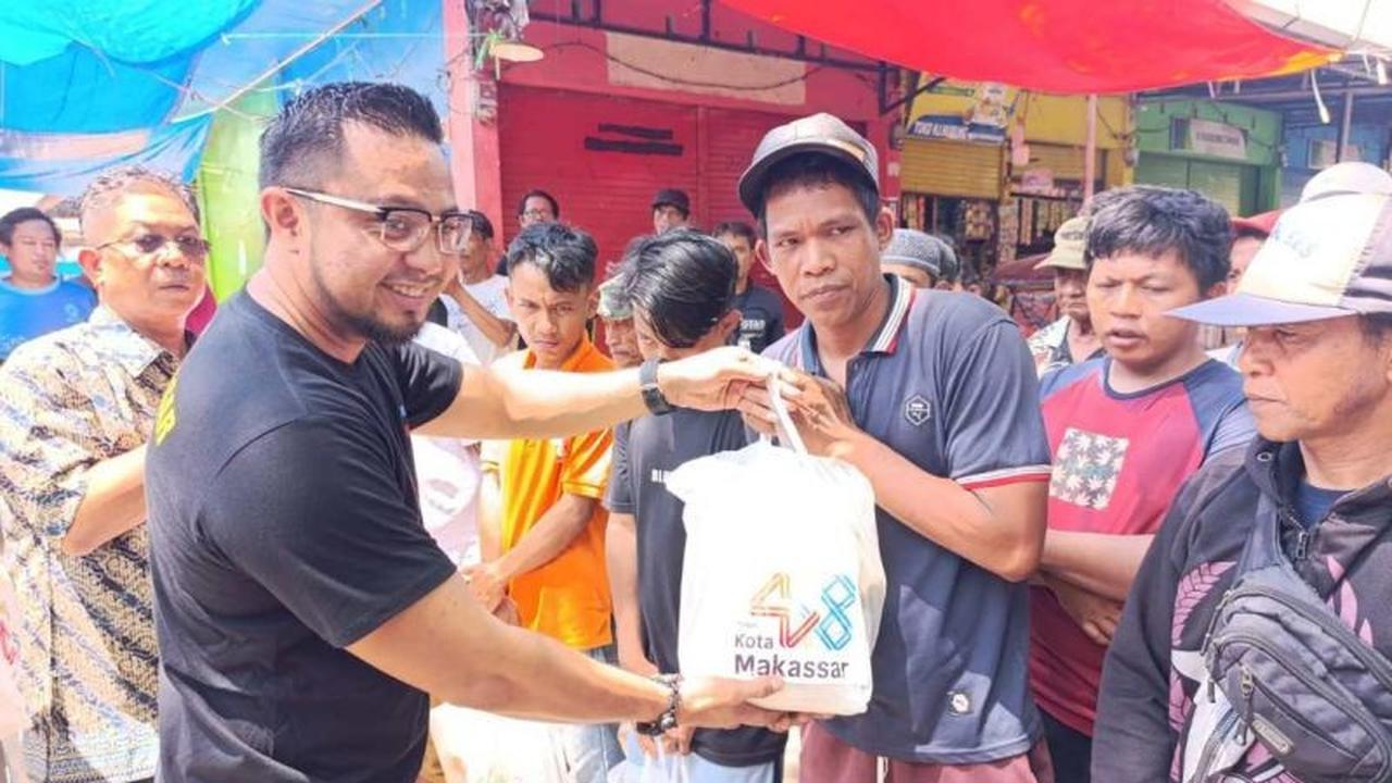 Perumda Pasar Makassar Salurkan Bantuan Kebutuhan Pokok untuk Ratusan Petugas Kebersihan Pasar
