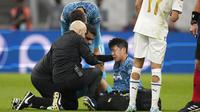 Pemain asal Korea Selatan itu pun harus meninggalkan lapangan lebih cepat karena cedera yang ada di tulang wajah dekat mata kirinya itu. (AP/Daniel Cole)