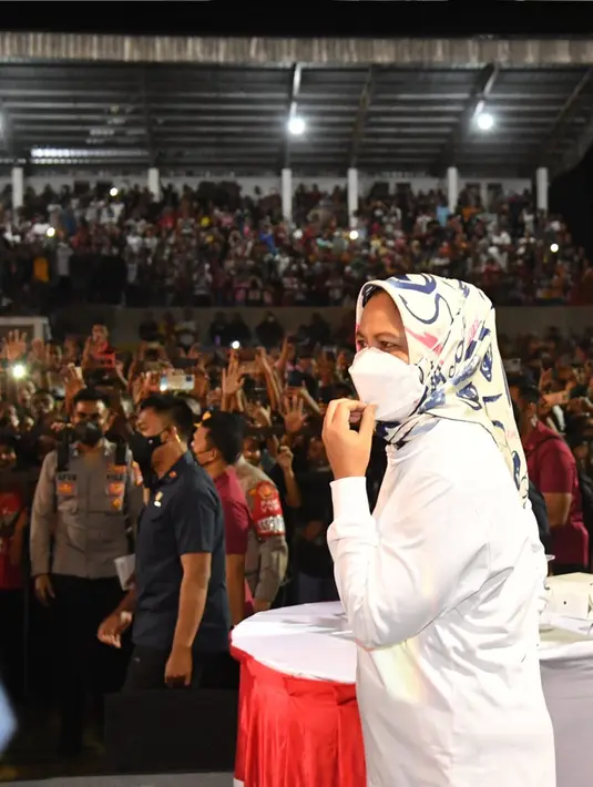 Ibu Iriana saat menyaksikan Konser Kebangsaan Membumikan Pancasila dari NTT untuk Nusantara di Kabupaten Ende, Provinsi NTT, Rabu (1/6/2022). (Foto: Rusman - Biro Pers Sekretariat Presiden)