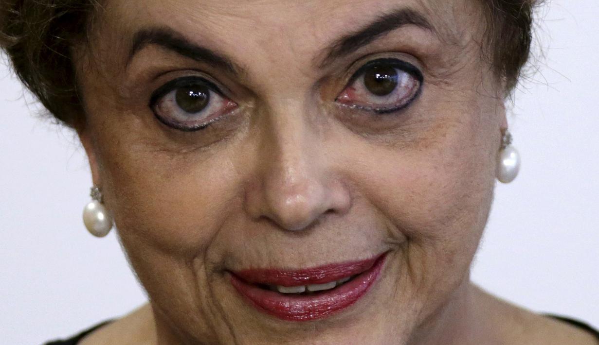 Presiden Brasil Dilma Rousseff saat mendatangi acara di Istana Planalto, Brasil, (13/4). Peristiwa besar yang menyangkut namanya ketika ia membela habis-habisan seorang warganya yang merupakan seorang bandar narkoba. (REUTERS / Ueslei Marcelino)