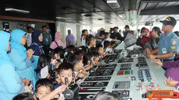Citizen6, Jakarta: Letkol Laut (P) Suratun menerima kunjungan TK FATIMAH AZZAHIRA I dan TK FATIMAH AZZAHIRA II di Dermaga Kolinlamil, Jakarta Utara, Rabu (24/10). (Pengirim: Dispenkolinlamil). 