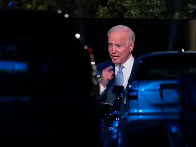 Penonton menyaksikan dari mobil mereka ketika calon presiden dari Partai Demokrat, Joe Biden, terlihat pada layar monitor, berbicara dalam kampanye secara drive-in yang diselenggarkan CNN di Moosic, Pennsylvania, Kamis (17/9/2020). (AP Photo/Carolyn Kaster)