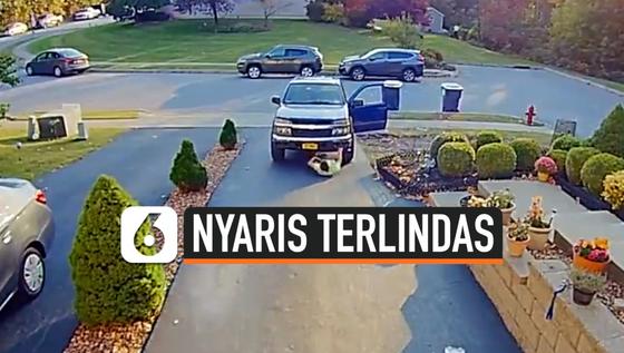 VIDEO: Mobil Tiba-Tiba Mundur Saat Parkir, Pria ini Nyaris Terlindas