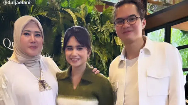 Tissa Biani saat hadir Gender Reveal Alyssa Daguise pakai baju hijau. [@pinkyevianty]