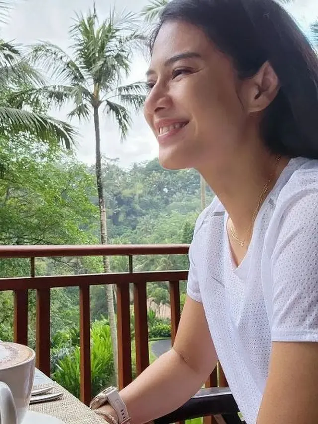 Dian Sastrowardoyo bersama suami (Instagram/therealdisastr)