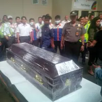 Jenazah Olga Syahputra tiba di Bandara Soekarno Hatta Jakarta dengan pesawat Singapore Airline Sabtu (28/3/2015) pagi ini. (Foto:Fathan Rangkuti/bintang.com)
