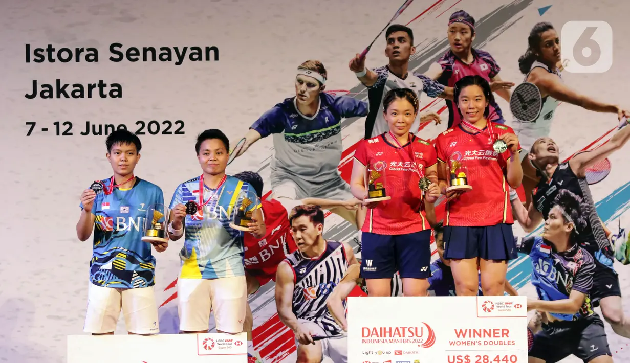 Pebulu tangkis ganda putri Indonesia, Apriyani Rahayu/Siti Fadia Silva Ramadhanti berfoto bersama Chen Qing Chen/Jia Yi Fan (China) usai Final Indonesia Masters 2022 di Istora Senayan, Jakarta, Minggu (12/6/2022). Apriyani/Siti Fadia kalah 18-21, dan 12-21. (Liputan6.com/Helmi Fithriansyah)