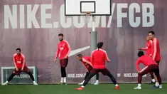 Penyerang Barcelona, Lionel Messi berlatih bersama rekan-rekan setimnya jelang menghadapi Manchester United (MU) pada leg kedua babak perempat final Liga Champions 2018/19 di Sant Joan Despi, 15 April 2019. Barcelona akan menjamu MU di Camp Nou. (REUTERS/Albert Gea)