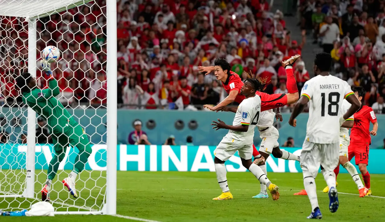 Pemain Korea Selatan Cho Gue-sung menyundul bola untuk mencetak gol saat melawan Ghana pada pertandingan sepak bola Grup H Piala Dunia 2022 di Stadion Education City, Al Rayyan, Qatar, 28 November 2022. Ghana mengalahkan Korea Selatan dengan skor 3-2. (AP Photo/Lee Jin-man)