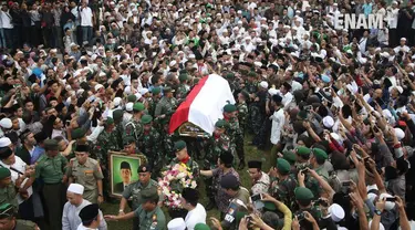 Ribuan santri dan pelayat iringi pemakaman mantan anggota Dewan Pertimbangan Presiden KH Hasyim Muzadi Depok (16/3/2017)