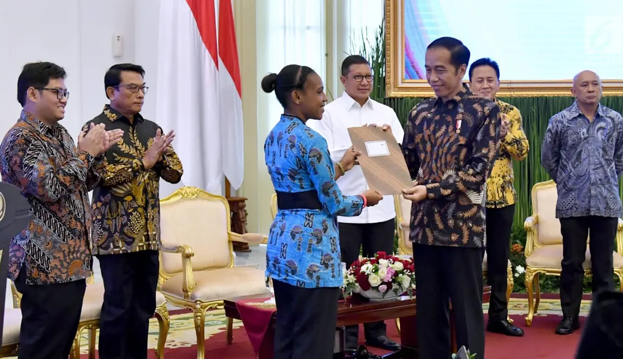 Presiden Joko Widodo menerima dokumen dari salah satu Peserta Kongres Indonesia Millenial Movement Tahun 2018 di Istana Bogor, Jawa Barat, Senin (12/11). (Liputan6.com/Pool/Laily Rachev-Biro Pers Setpres)