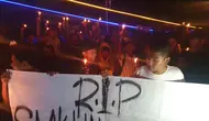 Sejumlah pelajar menggelar aksi 1.000 lilin untuk korban kecelakaan SMK Lingga Kencana yang digelar di Jembatan GDC, Depok. (Liputan6.com/Dicky Agung Prihanto)