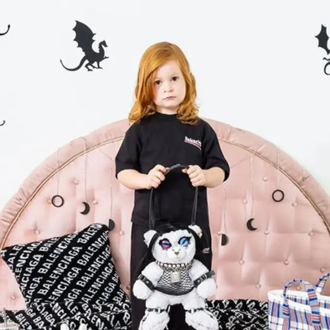 Kontroversi Terbaru Balenciaga, Unggah Foto Tas Beruang Bersama Anak-Anak Dianggap Eksploitasi