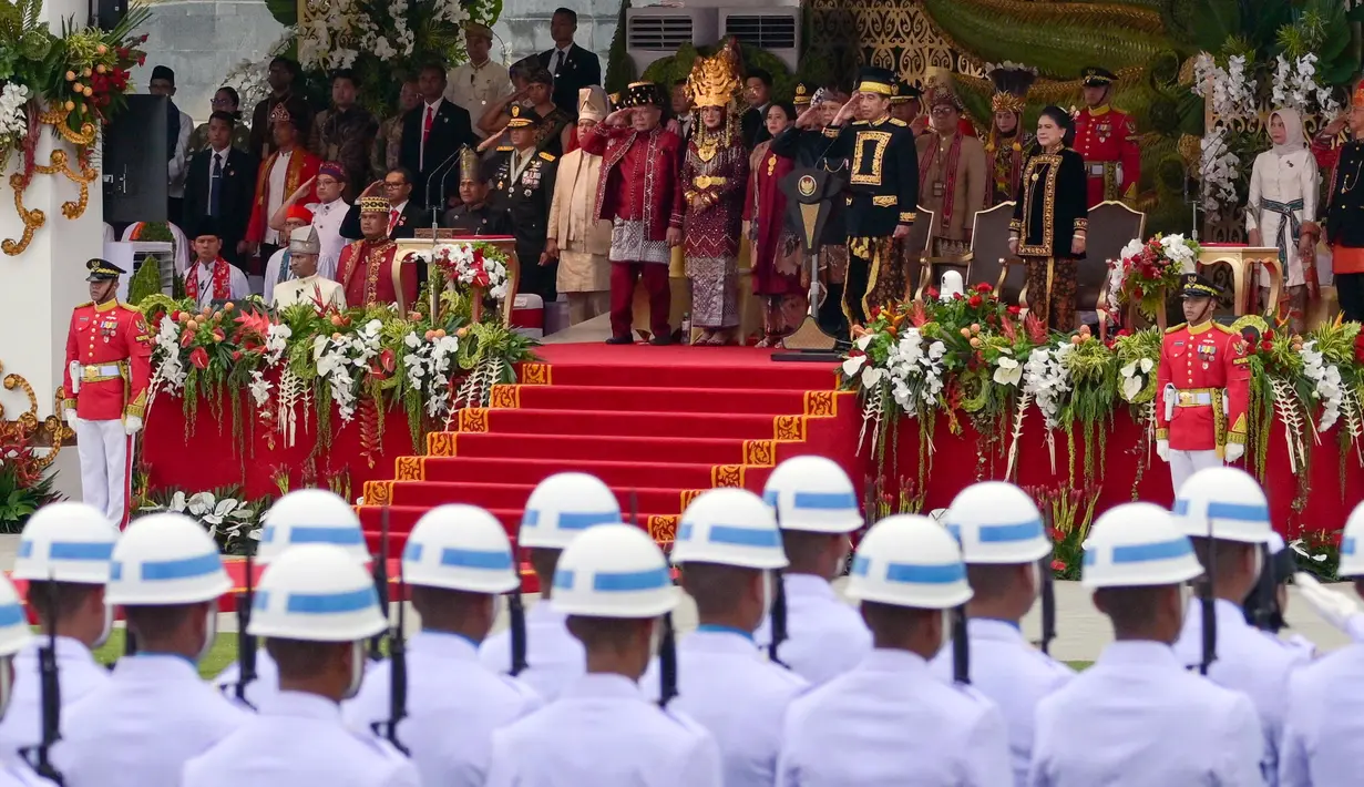 Berbeda dengan tahun lalu, upacara peringatan Hari Kemerdekaan ke-79 RI pada tahun 2024 dilaksanakan di Ibu Kota Nusantara (IKN), Sepaku, Penajam Paser Utara, Kalimantan Timur. Tampak dalam foto, Presiden Indonesia Joko Widodo (tengah, di podium) memimpin upacara pengibaran bendera yang menandai Hari Kemerdekaan ke-79 Indonesia di Istana Kepresidenan di Ibu Kota Nusantara, Sepaku, Penajam Paser Utara, Kalimantan Timur, pada 17 Agustus 2024. (BAY ISMOYO/AFP)