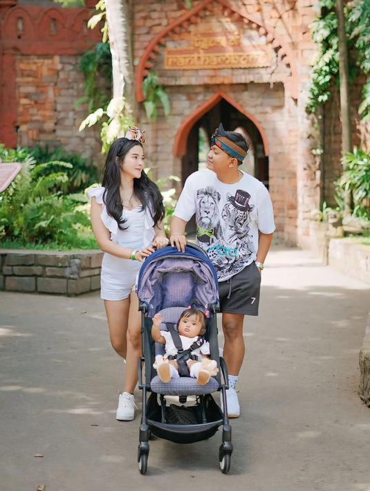 Sedang bahagia-bahagianya mengasuh buah hati yang masih kecil, Denny Caknan dinilai sebagai sosok ayah yang perhatian dan selalu memiliki waktu bersama sang anak. Apalagi dalam kesibukannya untuk manggung di berbagai tempat, ia pun kerap mengajak keluarga kecilnya. (Liputan6.com/IG/@denny_caknan)