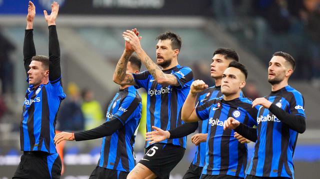 Para pemain Inter Milan merayakan setelah mengalahkan Verona pada pertandingan sepak bola Liga Italia di Stadion San Siro, Milan, Italia, 14 Januari 2023. Inter Milan mengalahkan Verona dengan skor 1-0. (AP Photo/Luca Bruno)