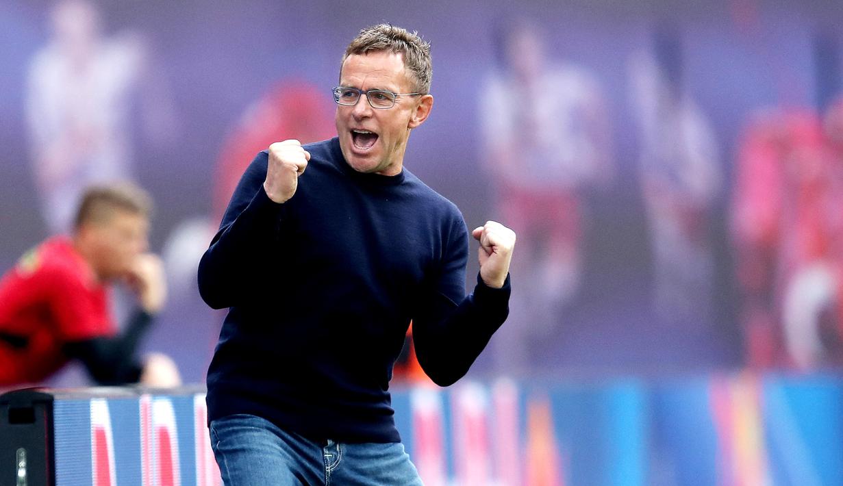 Ralf Rangnick - Baru-baru ini Rangnick mengakui bahwa ia tertarik untuk menjadi pelatih Der Panzer yang baru. Pernyataan itu sah-sah saja karena pelatih asal Jerman ini kenyang pengalaman di Bundesliga dan sering bekerja sama dengan para penggawa Timnas Jerman. (AFP/Ronny Hartmann)
