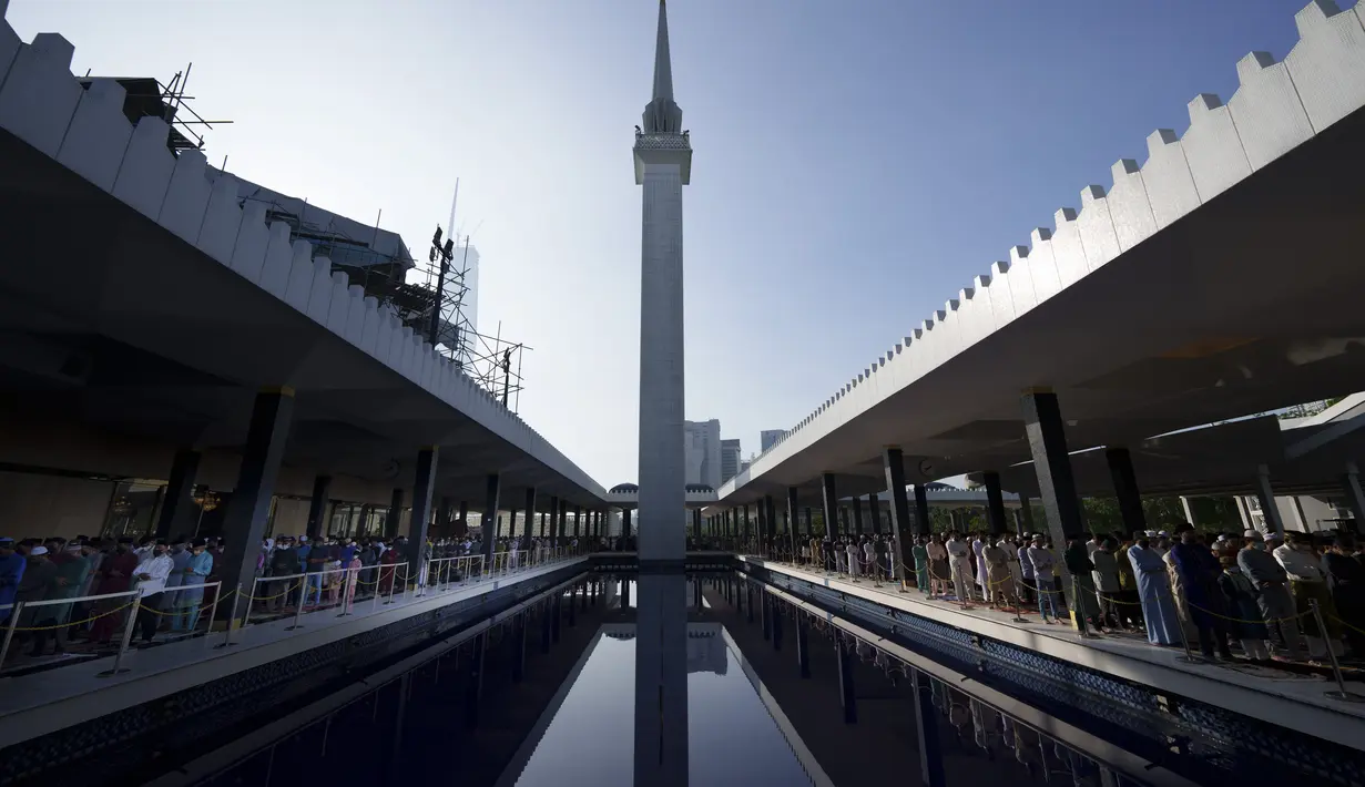 <p>Umat Muslim melaksanakan sholat Idul Fitri di Masjid Nasional di Kuala Lumpur, Malaysia, Senin, 2 Mei 2022. Muslim Malaysia merayakan festival Idul Fitri pada 2 Mei, menandai berakhirnya bulan suci Ramadhan. (AP Photo/Vincent Thian)</p>