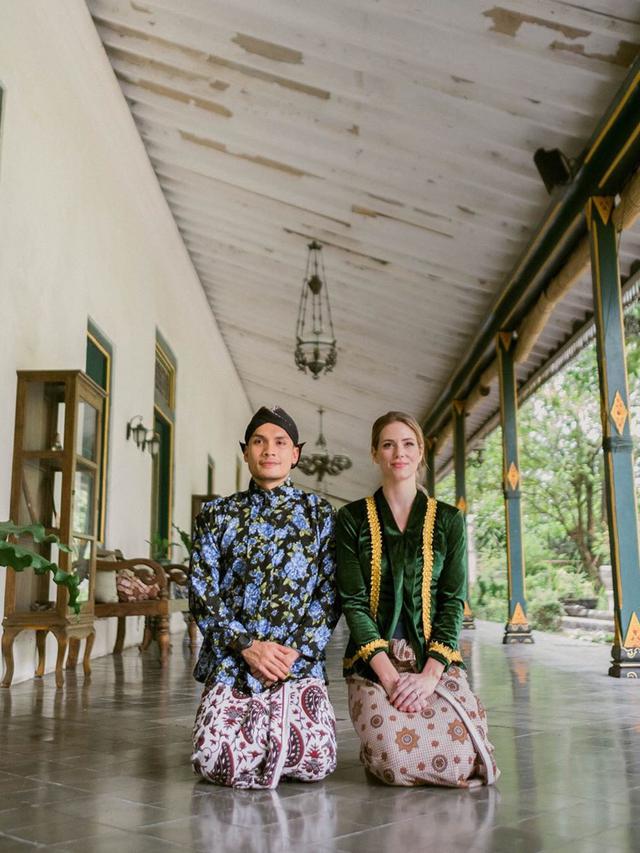 7 Potret Randy Pangalila dan Istri Bulenya dalam Balutan Adat Jawa
