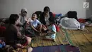 Sejumlah pengungsi banjir melakukan aktivitas saat mengungsi di Kelurahan Kampung Melayu, Jatinegara, Jakarta Timur, Rabu (7/2). Puluhan KK mengungsi di tempat tersebut. (Liputan6.com/Arya Manggala)