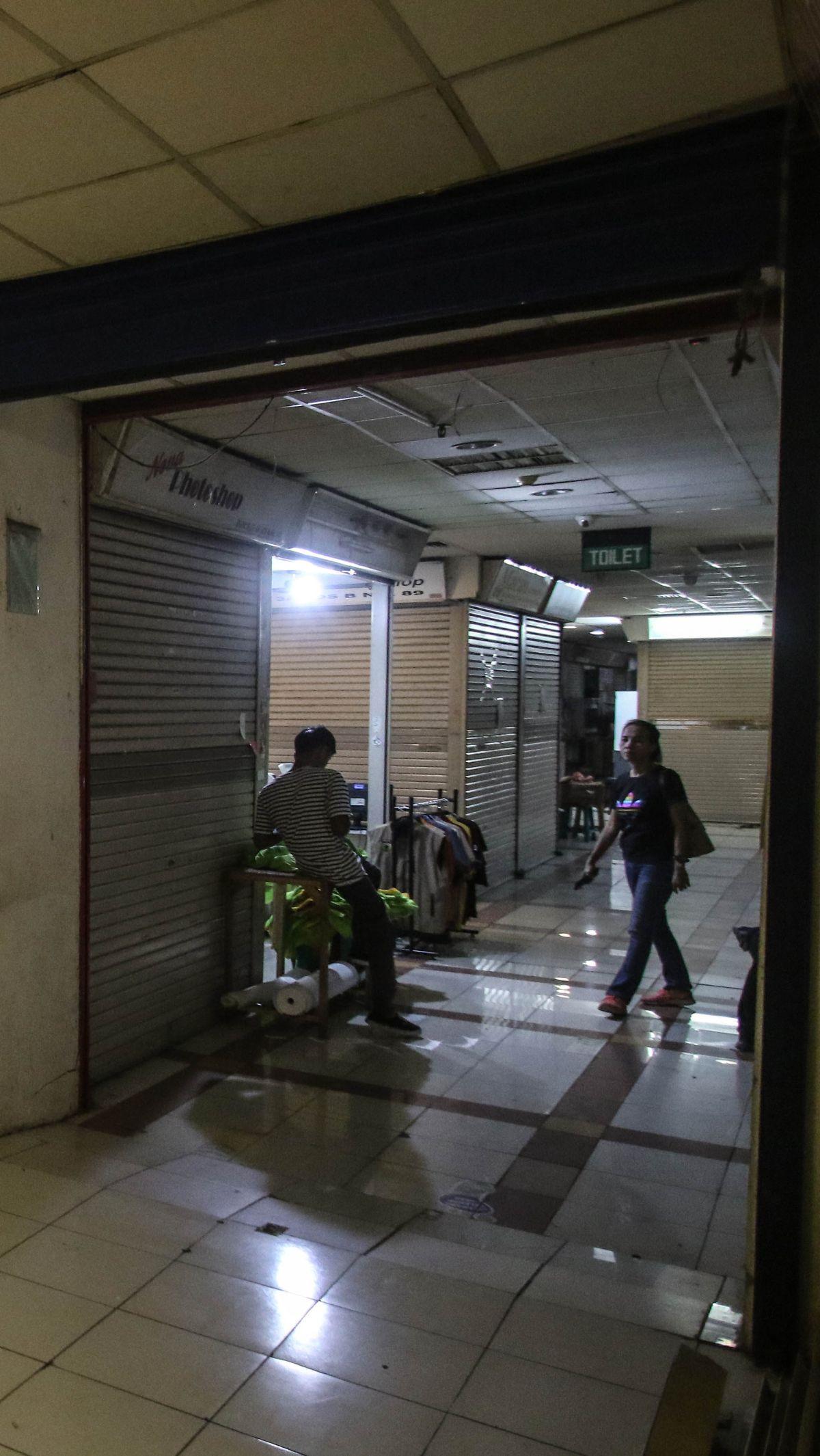 Kondisi ini diperparah dengan sepi pengunjung yang datang di Pasar Tanah Abang.