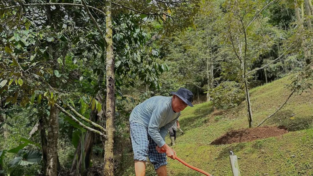 Jenderal Bintang Tiga Polisi Lagi Asyik Nyangkul di Kebun