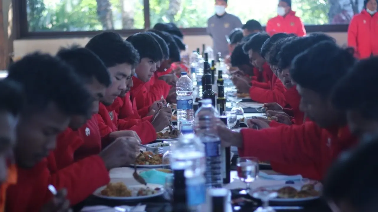 Timnas Indonesia U-19 sedang menyantap makanan di Spanyol.