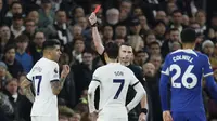 Bek Tottenham Hotspur, Cristian Romero diganjar kartu merah dalam pertandingan melawan Chelsea pada lanjutan Liga Inggris 2023/2024 di Tottenham Hotspur Stadium, London, Selasa (7/11/2023) dini hari WIB. (AP Photo/David Cliff)