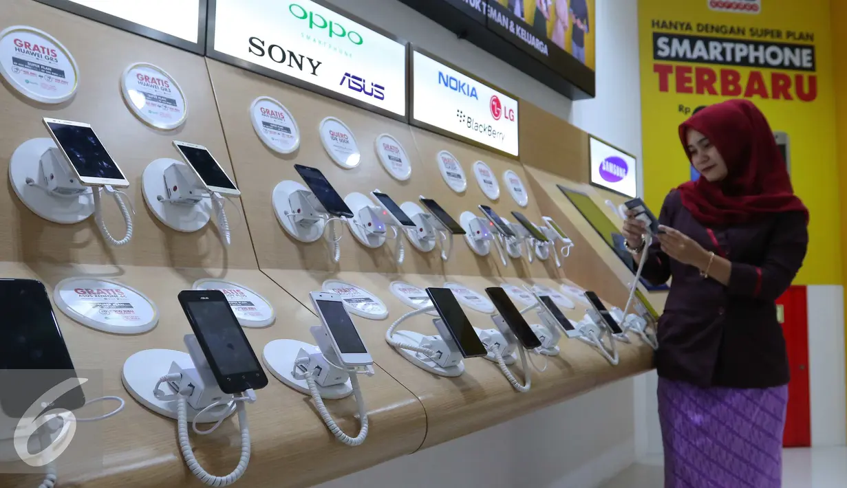 Harga ponsel 4G yang boleh diimpor akan diatur oleh Pemerintah, Jakarta, Kamis (14/7). Ponsel dengan harga di bawah tingkat tertentu tak boleh diimpor. (Liputan6.com/Angga Yuniar)