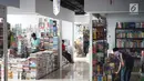 Pedagang menata buku yang dijual di Pasar Buku Jakbook Kenari, Jakarta, Rabu (28/8/2019). Pasar yang sebelumnya sepi itu kini mulai diramaikan oleh pengunjung untuk membeli buku dengan harga miring atau hanya sekadar melihat-lihat. (Liputan6.com/Immanuel Antonius)
