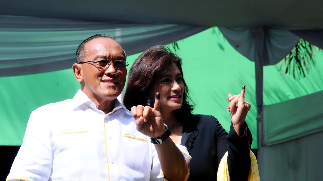 [FOTO] Cerianya Aburizal Bakrie Saat Mencoblos Bareng Istri
