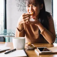 Melengkapi kebutuhan tubuh dengan camilan (Foto: Freepik.com)