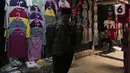 Seorang pria berjalan dekat deretan pakaian yang dijual di Pasar Cipulir, Jakarta, Senin (6/4/2020). Para pedagang nekat berjualan di tengah pandemi virus corona COVID-19 demi mencukupi kebutuhan hidup keluarganya. (Liputan6.com/Johan Tallo)