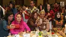 Peserta foto bersama Gubernur Jateng Ganjar Pranowo dan Co-Founder Wahid Fondation Yenny Wahid saat menghadiri Forum Nusantara bersama UN Women, Jakarta, Jumat (8/2). (Liputan6.com/JohanTallo)