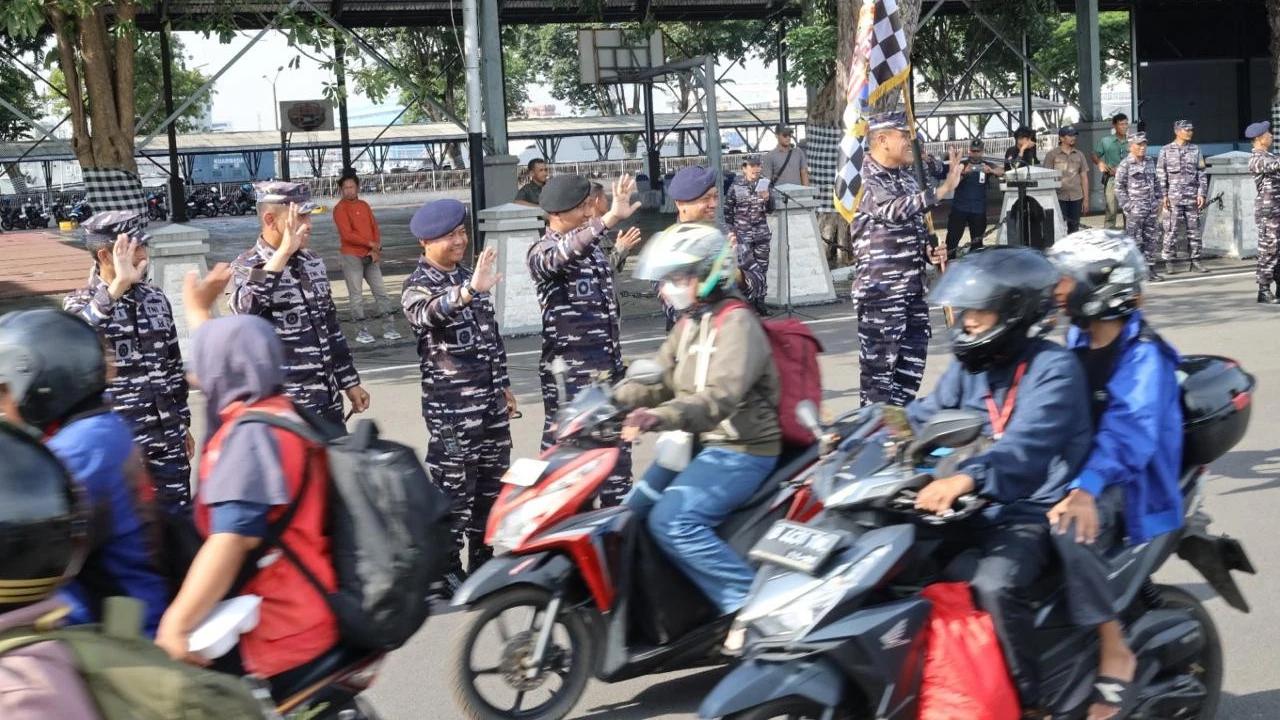 FOTO: Mudik Gratis TNI AL Tiba di Surabaya Bawa Ribuan Pemudik dan Sepeda Motor