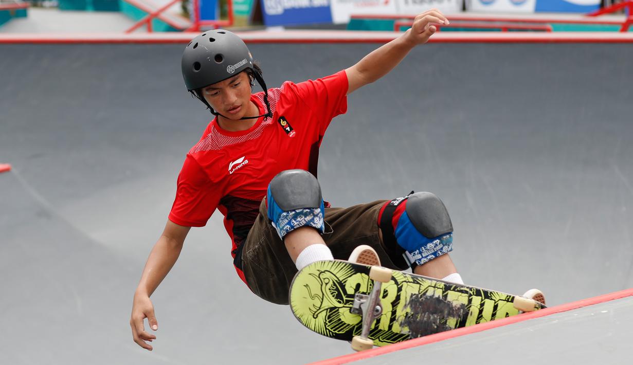 Skateboarder Indonesia, Jason Dennis Lijnzaat melakukan gerakan trik pada final taman putra Asian Games 2018 di arena roller sport Jakabaring, Palembang, Rabu (29/8). Jason meraih medali perak dengan mengumpulkan 68,33 poin. (AP/Vincent Thian)