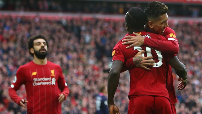 Striker Liverpool, Sadio Mane, merayakan gol yang dicetaknya ke gawang Bournemouth pada laga lanjutan Premier League 2019-2020 di Anfield, Liverpool, Sabtu (7/3) malam WIB. Liverpool menang 2-1 atas Bournemouth. (AFP/Geoff Caddick)